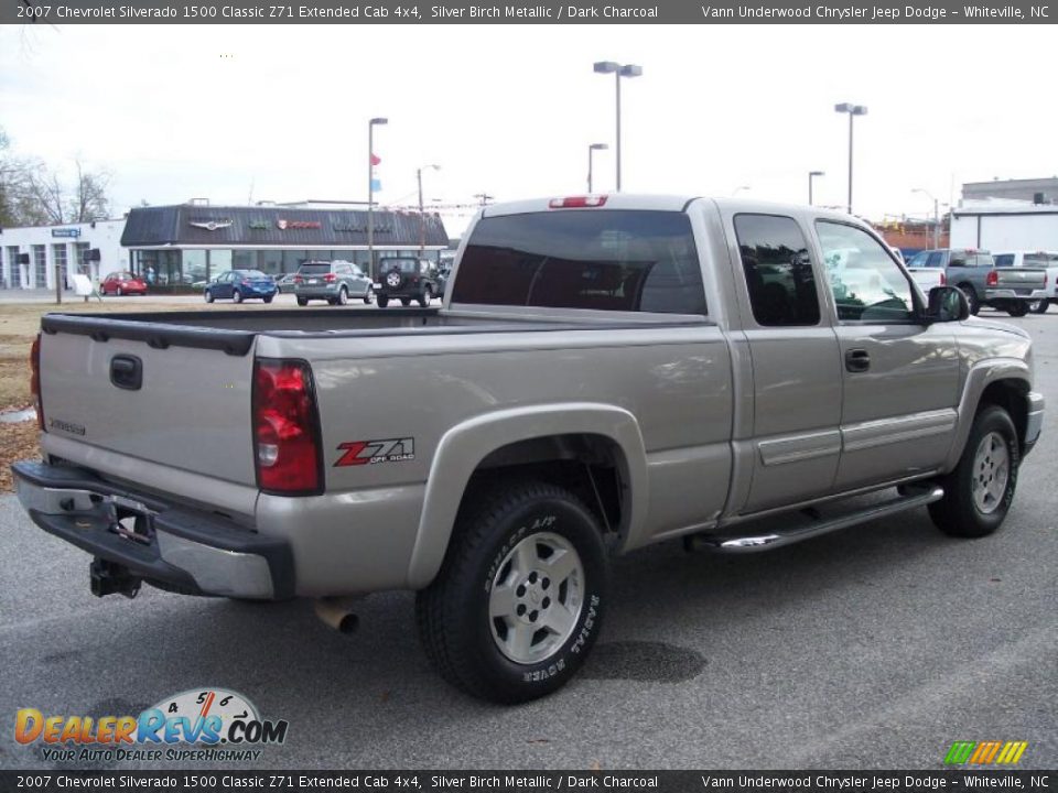 2007 Chevrolet Silverado 1500 Classic Z71 Extended Cab 4x4 Silver Birch Metallic / Dark Charcoal Photo #4