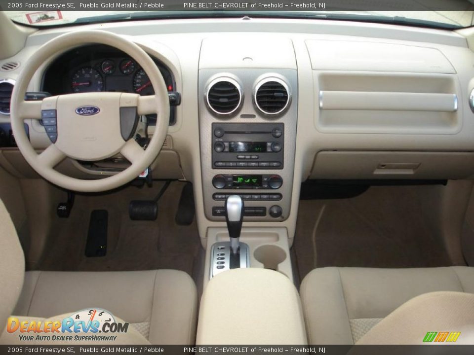 Dashboard of 2005 Ford Freestyle SE Photo #12