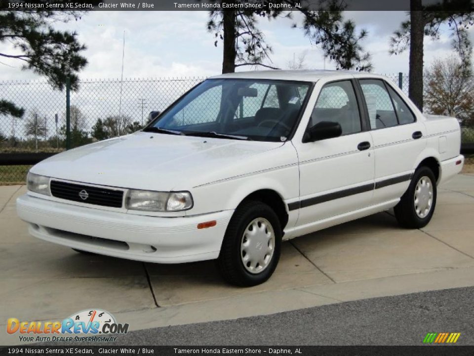 Front 3/4 View of 1994 Nissan Sentra XE Sedan Photo #11