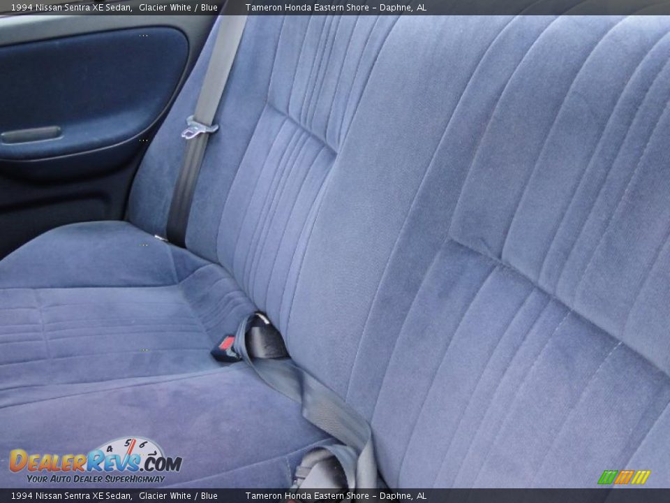 1994 Nissan Sentra XE Sedan Glacier White / Blue Photo #20