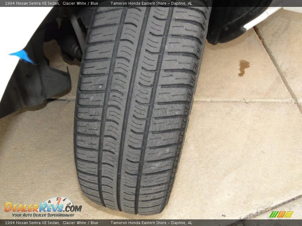 1994 Nissan Sentra XE Sedan Glacier White / Blue Photo #24
