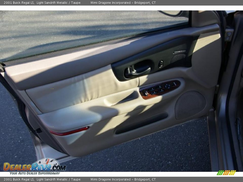 2001 Buick Regal LS Light Sandrift Metallic / Taupe Photo #10