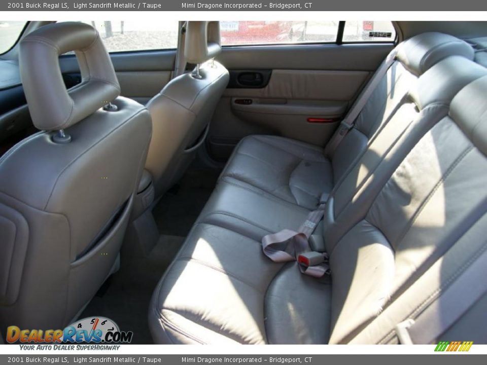 2001 Buick Regal LS Light Sandrift Metallic / Taupe Photo #11