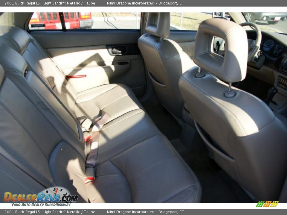 2001 Buick Regal LS Light Sandrift Metallic / Taupe Photo #12