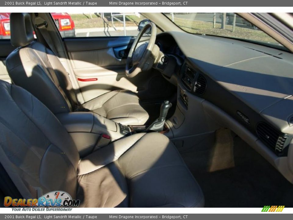 2001 Buick Regal LS Light Sandrift Metallic / Taupe Photo #17