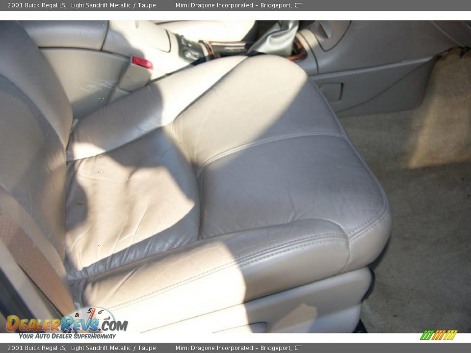 2001 Buick Regal LS Light Sandrift Metallic / Taupe Photo #18