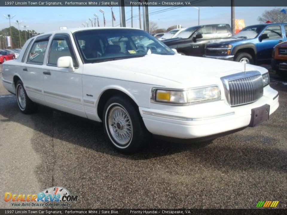 Front 3/4 View of 1997 Lincoln Town Car Signature Photo #7