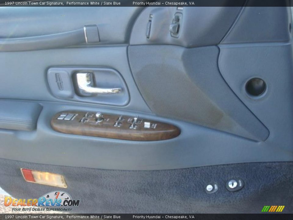 1997 Lincoln Town Car Signature Performance White / Slate Blue Photo #13