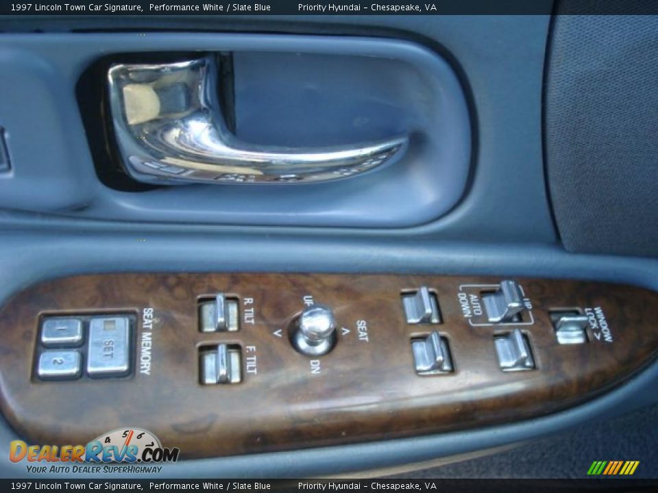 Controls of 1997 Lincoln Town Car Signature Photo #14