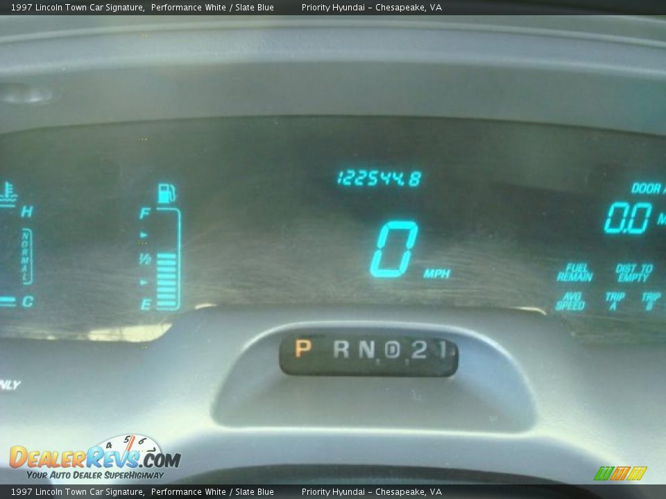 1997 Lincoln Town Car Signature Performance White / Slate Blue Photo #15