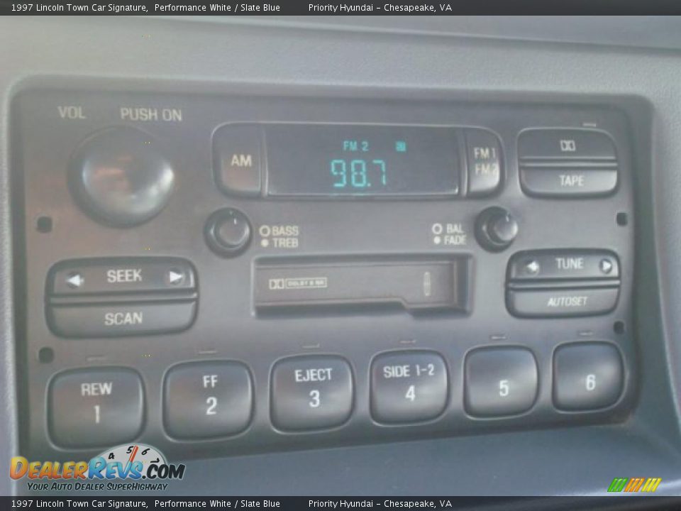 1997 Lincoln Town Car Signature Performance White / Slate Blue Photo #16