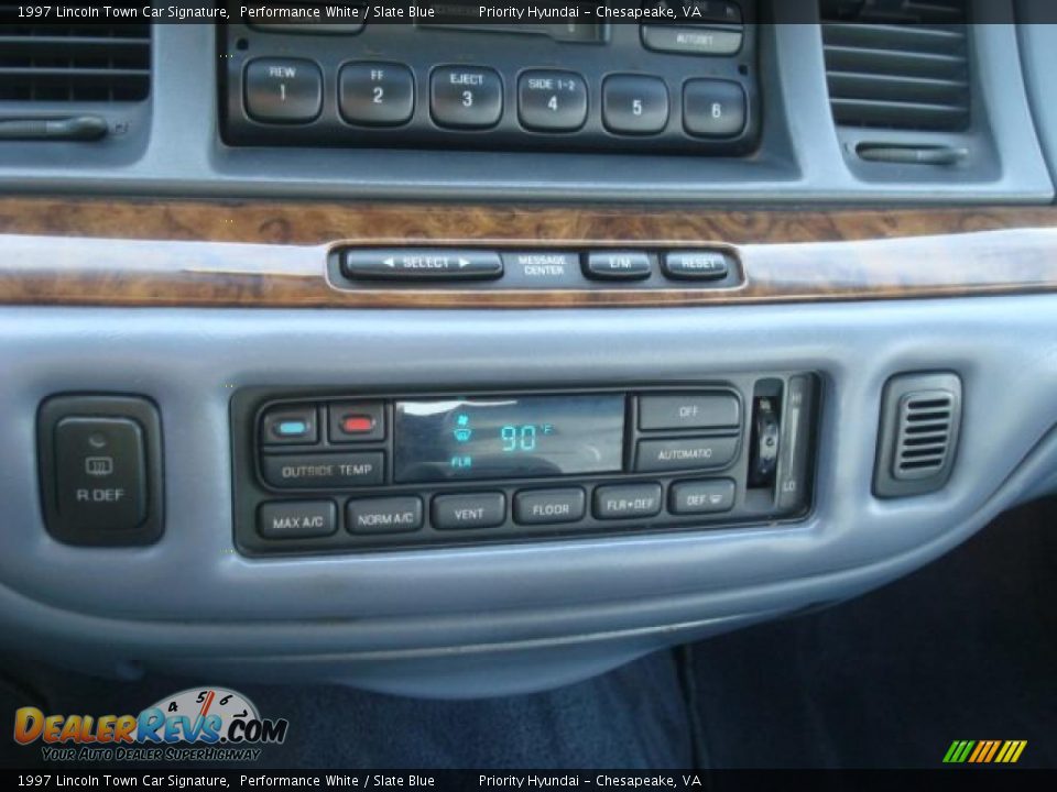 1997 Lincoln Town Car Signature Performance White / Slate Blue Photo #17