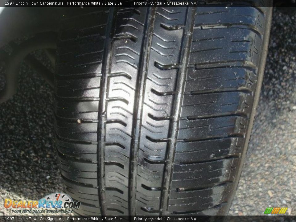 1997 Lincoln Town Car Signature Performance White / Slate Blue Photo #20