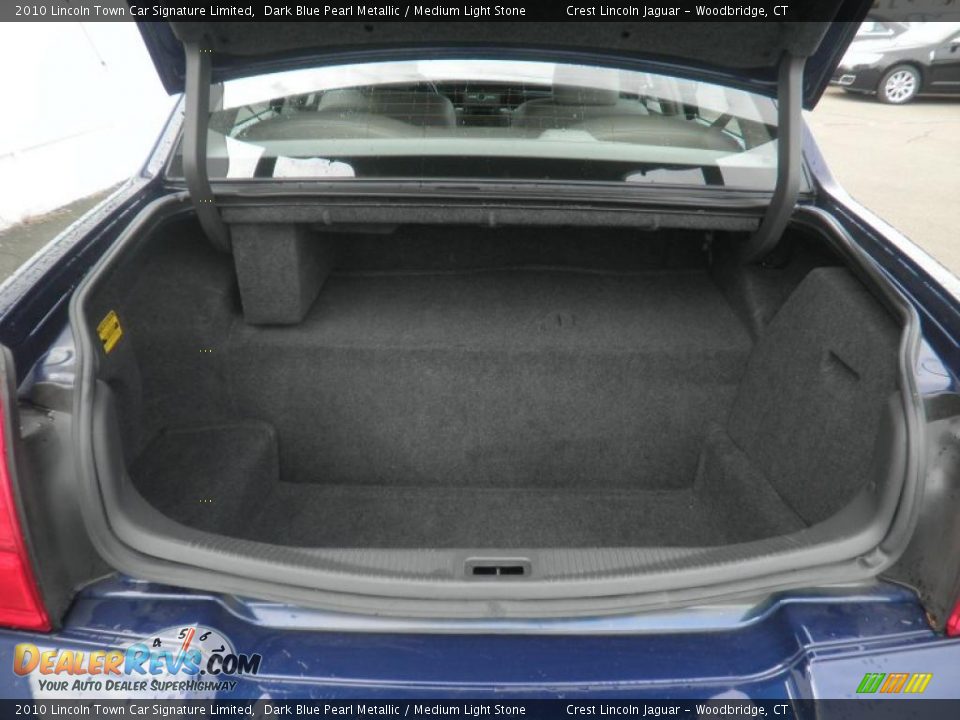 2010 Lincoln Town Car Signature Limited Dark Blue Pearl Metallic / Medium Light Stone Photo #7