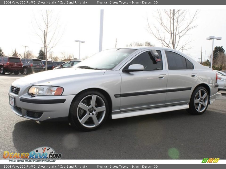 Front 3/4 View of 2004 Volvo S60 R AWD Photo #5