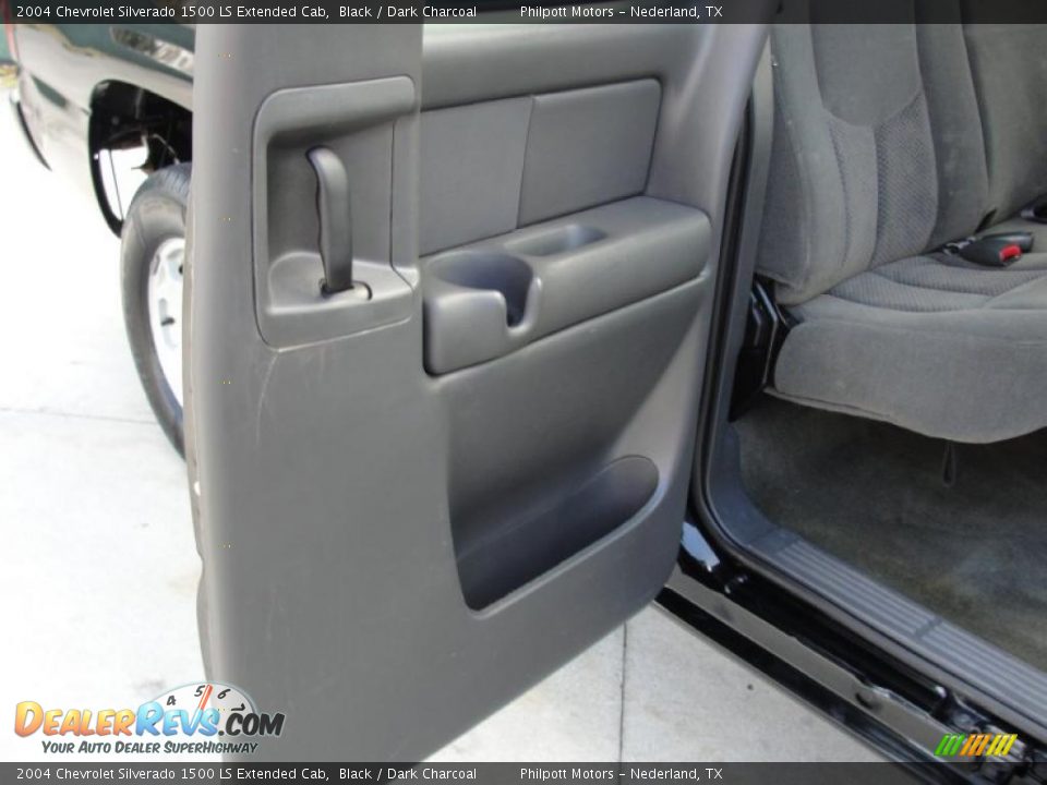 2004 Chevrolet Silverado 1500 LS Extended Cab Black / Dark Charcoal Photo #26