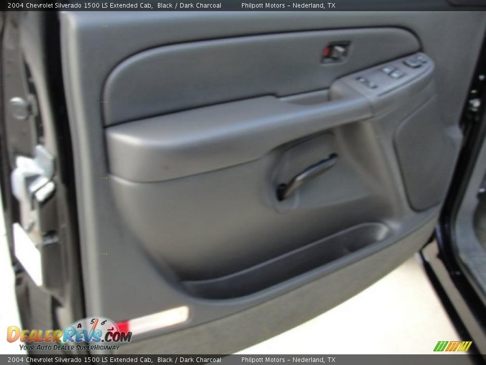 2004 Chevrolet Silverado 1500 LS Extended Cab Black / Dark Charcoal Photo #29