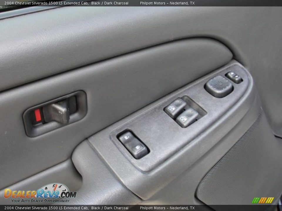 2004 Chevrolet Silverado 1500 LS Extended Cab Black / Dark Charcoal Photo #30