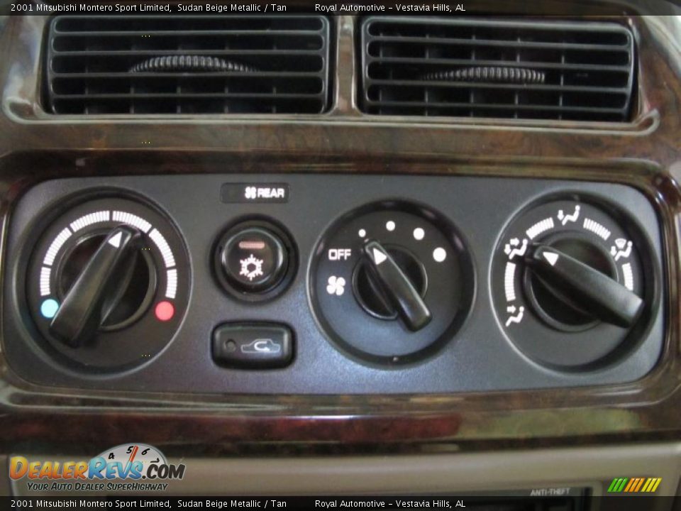 Controls of 2001 Mitsubishi Montero Sport Limited Photo #18