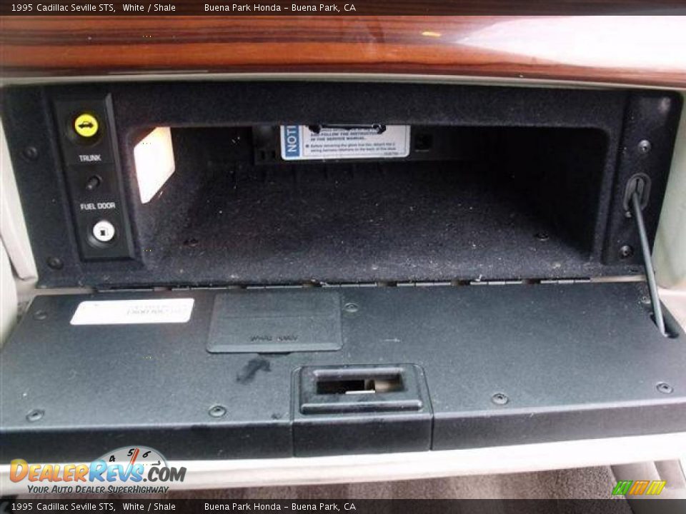 1995 Cadillac Seville STS White / Shale Photo #15