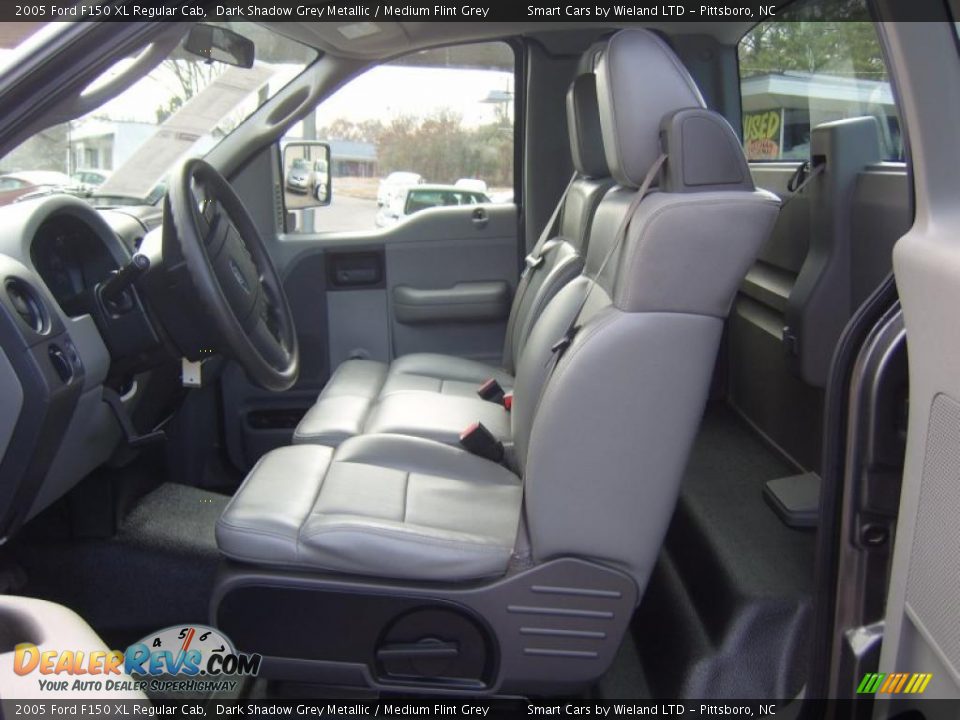 Medium Flint Grey Interior - 2005 Ford F150 XL Regular Cab Photo #10