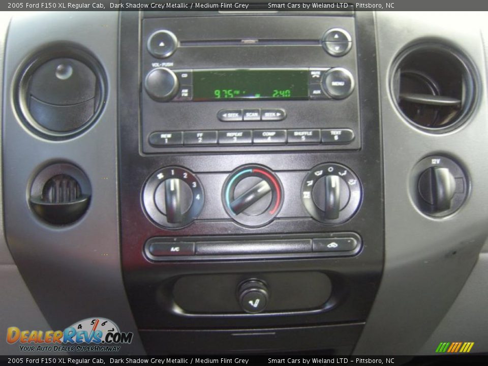 Controls of 2005 Ford F150 XL Regular Cab Photo #13