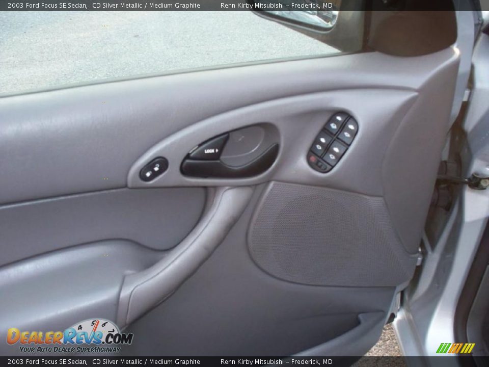 2003 Ford Focus SE Sedan CD Silver Metallic / Medium Graphite Photo #10