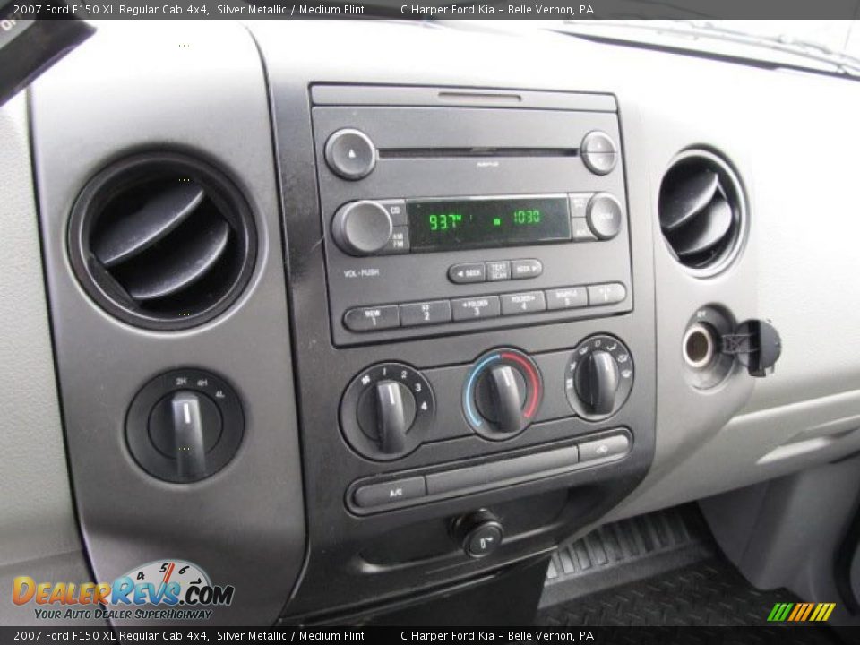 Controls of 2007 Ford F150 XL Regular Cab 4x4 Photo #17