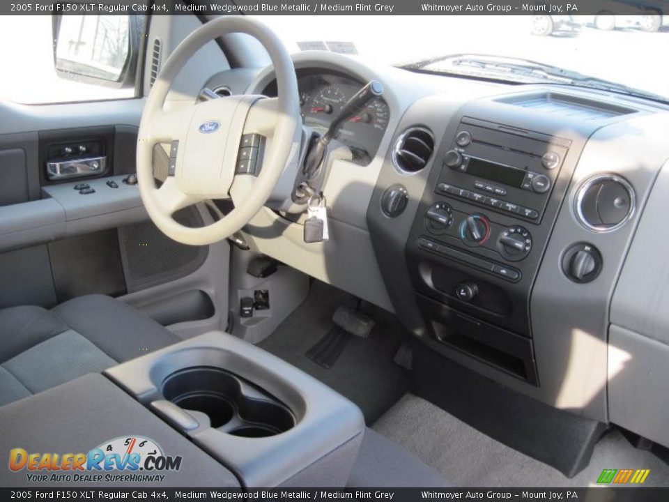 2005 Ford F150 XLT Regular Cab 4x4 Medium Wedgewood Blue Metallic / Medium Flint Grey Photo #8