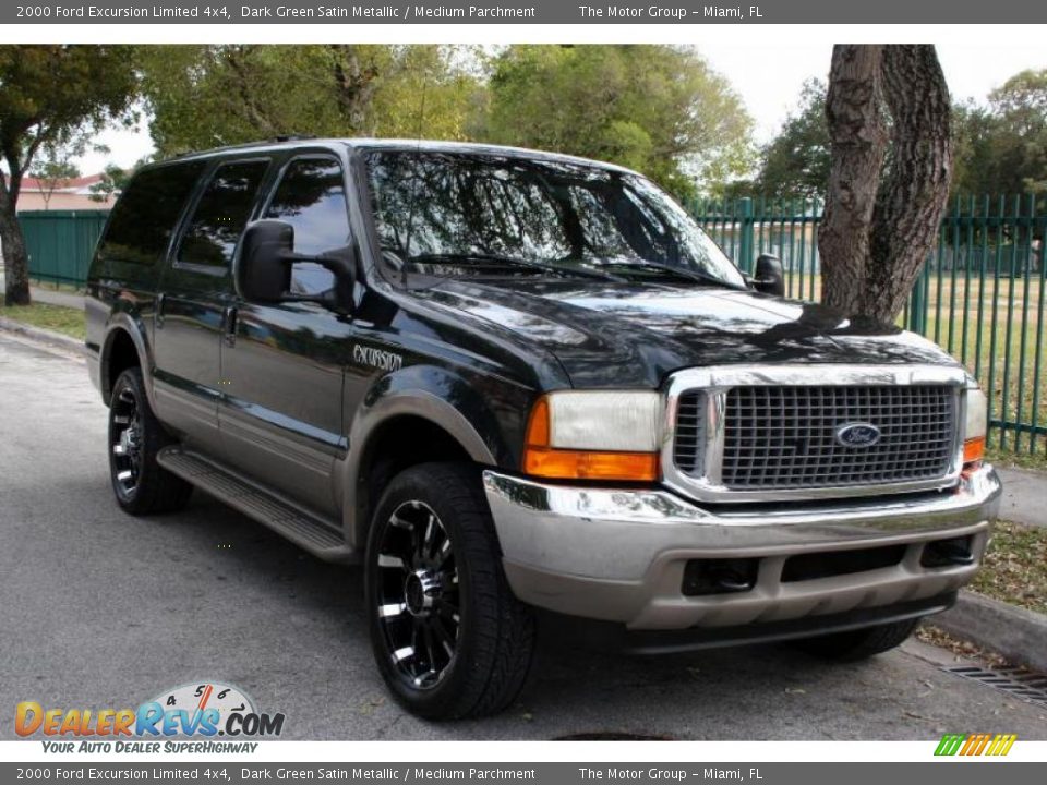 Front 3/4 View of 2000 Ford Excursion Limited 4x4 Photo #17