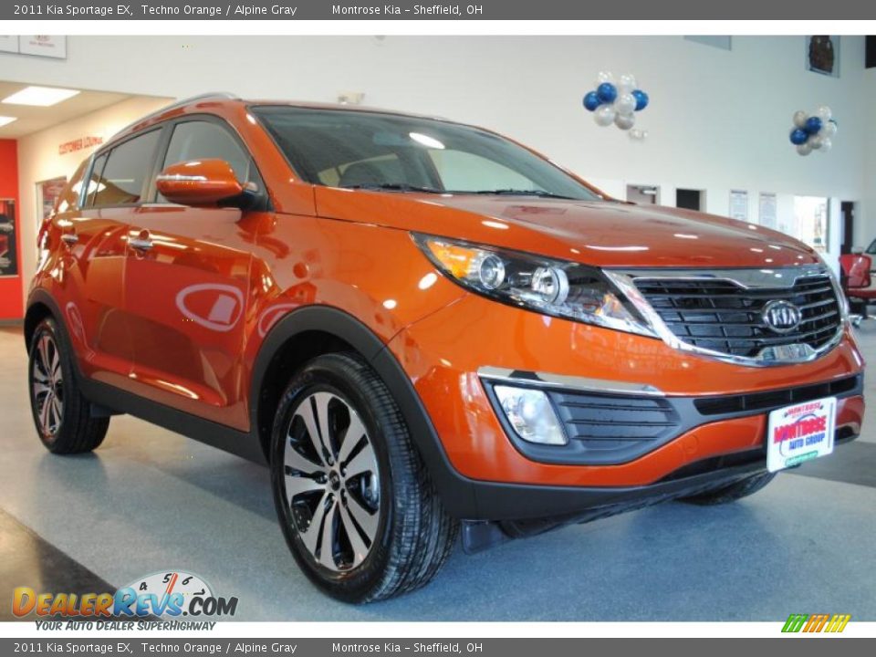 Front 3/4 View of 2011 Kia Sportage EX Photo #8