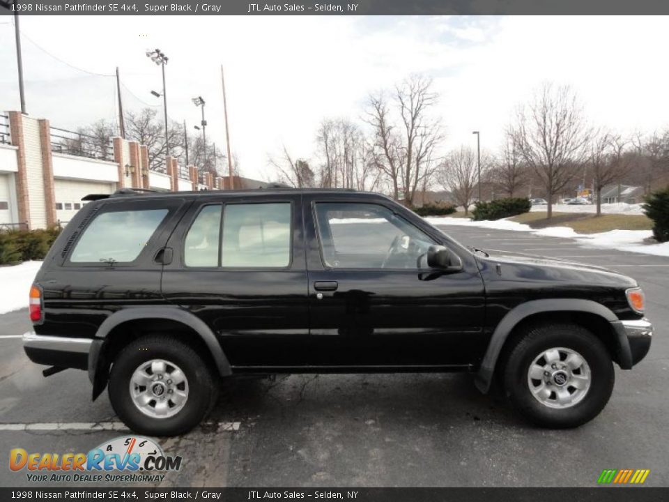 1998 Nissan Pathfinder SE 4x4 Super Black / Gray Photo #7