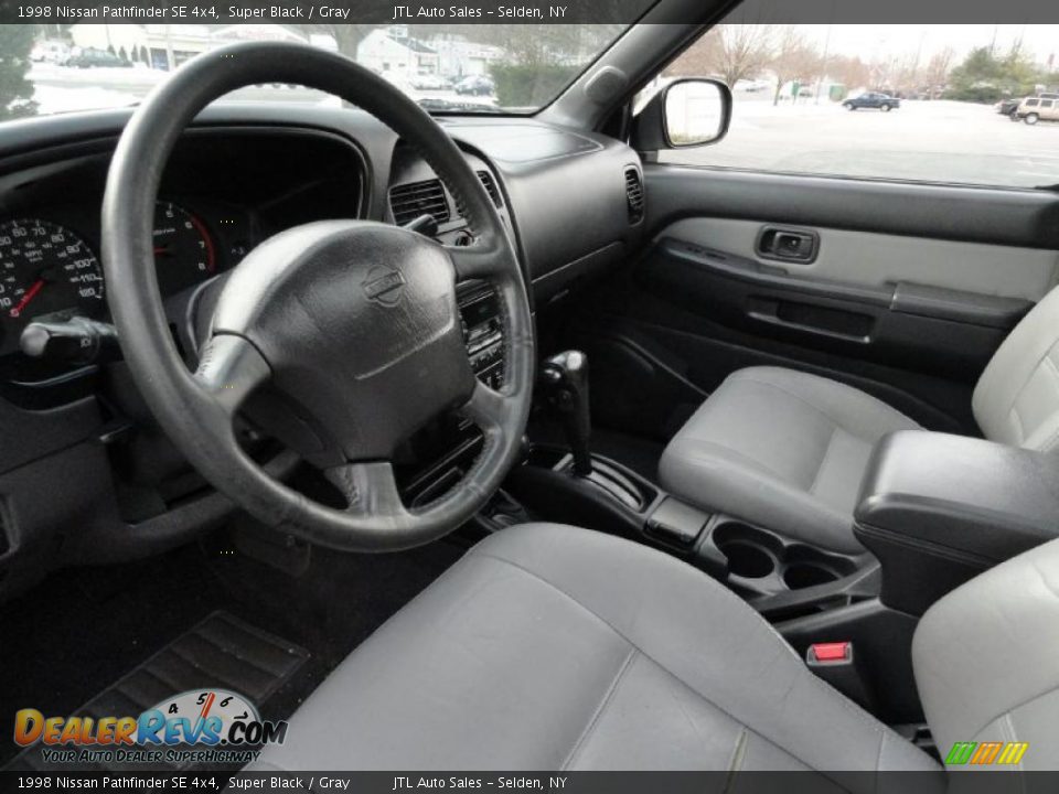 1998 Nissan Pathfinder SE 4x4 Super Black / Gray Photo #10