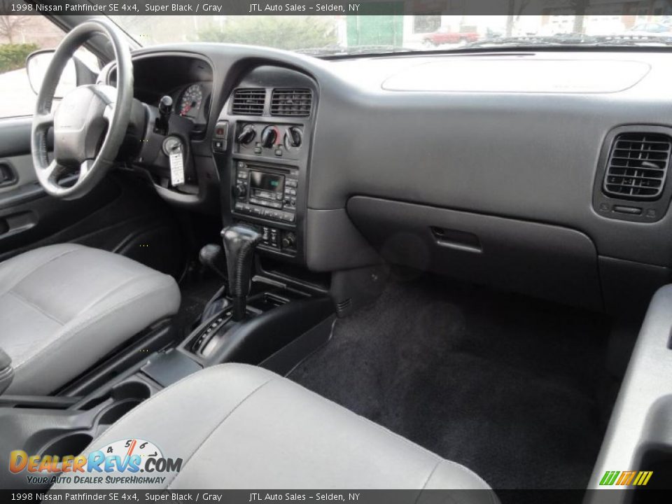 1998 Nissan Pathfinder SE 4x4 Super Black / Gray Photo #11