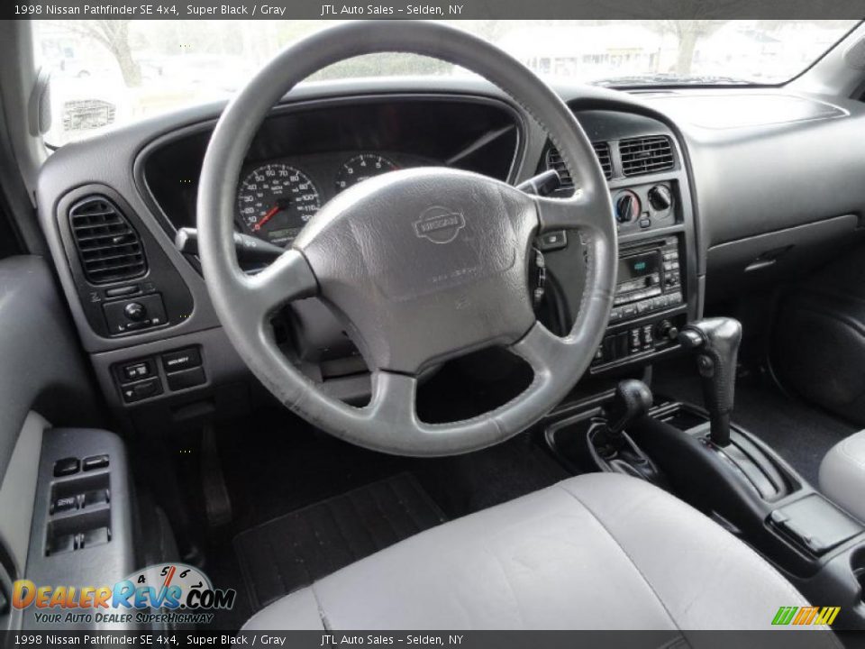 1998 Nissan Pathfinder SE 4x4 Super Black / Gray Photo #12