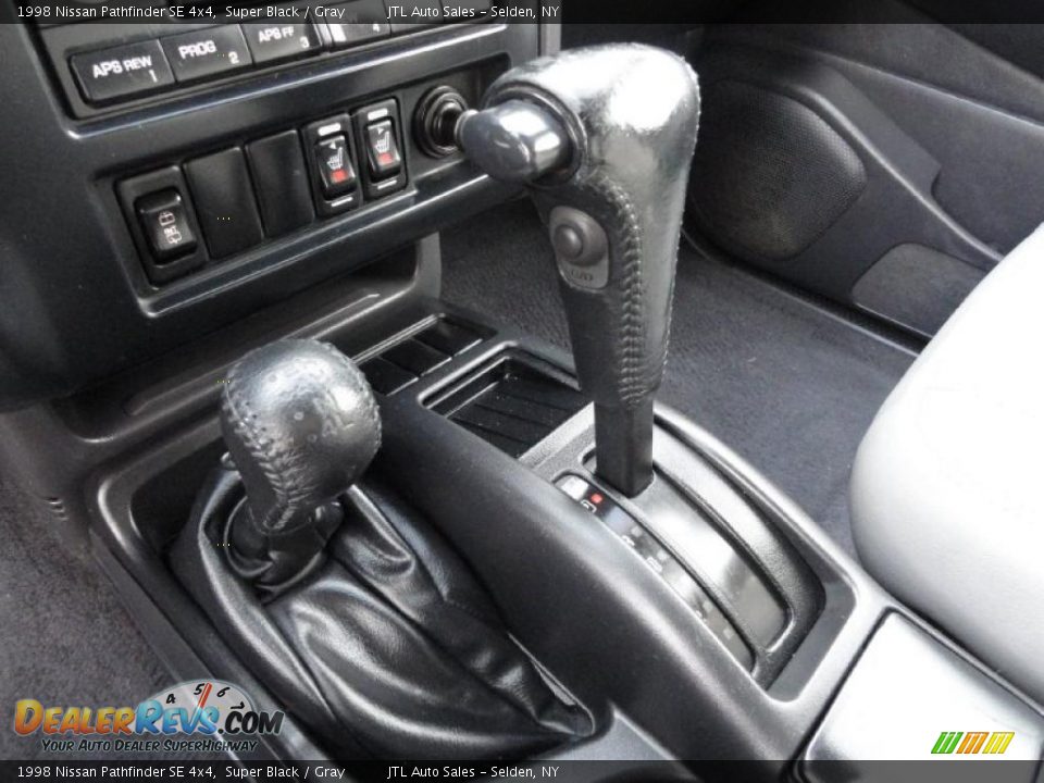 1998 Nissan Pathfinder SE 4x4 Super Black / Gray Photo #14