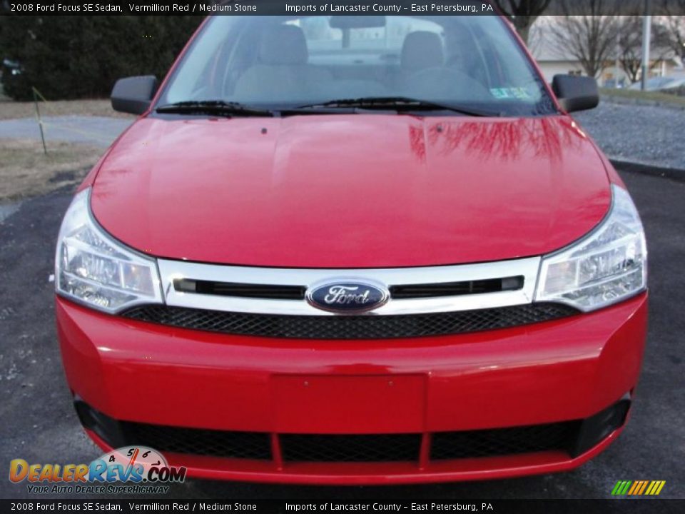 2008 Ford Focus SE Sedan Vermillion Red / Medium Stone Photo #2