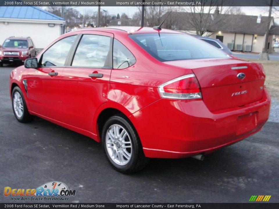 2008 Ford Focus SE Sedan Vermillion Red / Medium Stone Photo #4