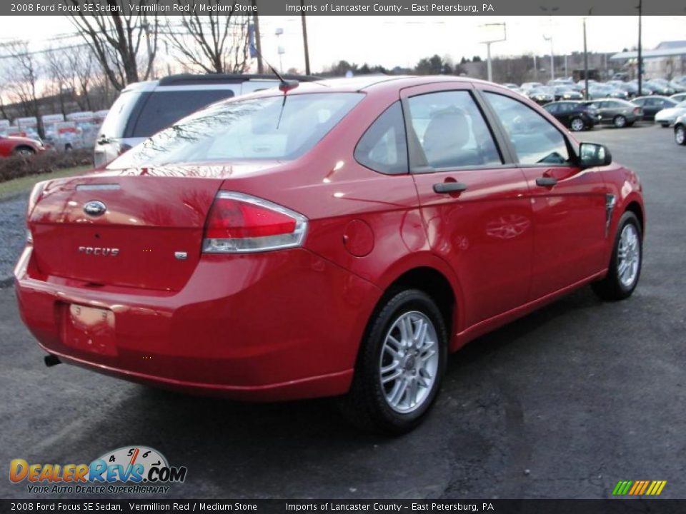 2008 Ford Focus SE Sedan Vermillion Red / Medium Stone Photo #5