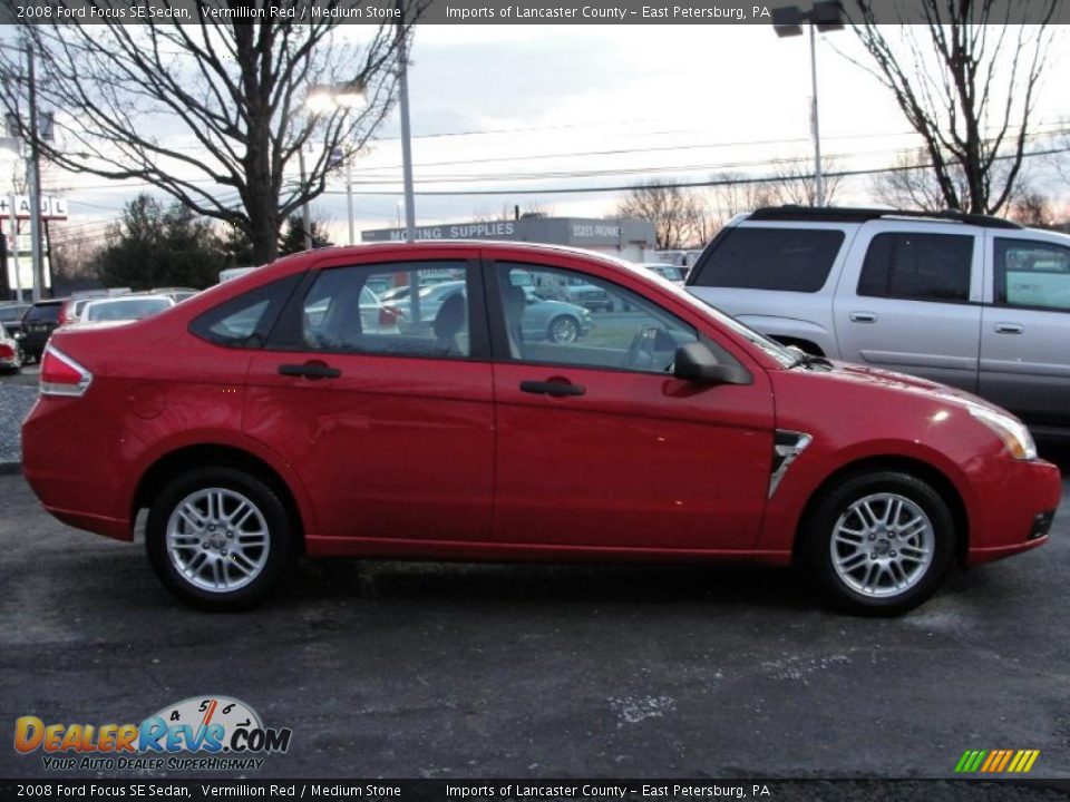 2008 Ford Focus SE Sedan Vermillion Red / Medium Stone Photo #6