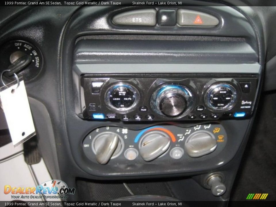 1999 Pontiac Grand Am SE Sedan Topaz Gold Metallic / Dark Taupe Photo #24