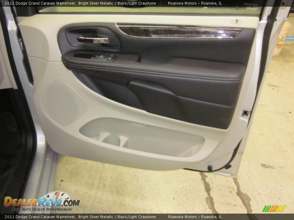 Door Panel of 2011 Dodge Grand Caravan Mainstreet Photo #12