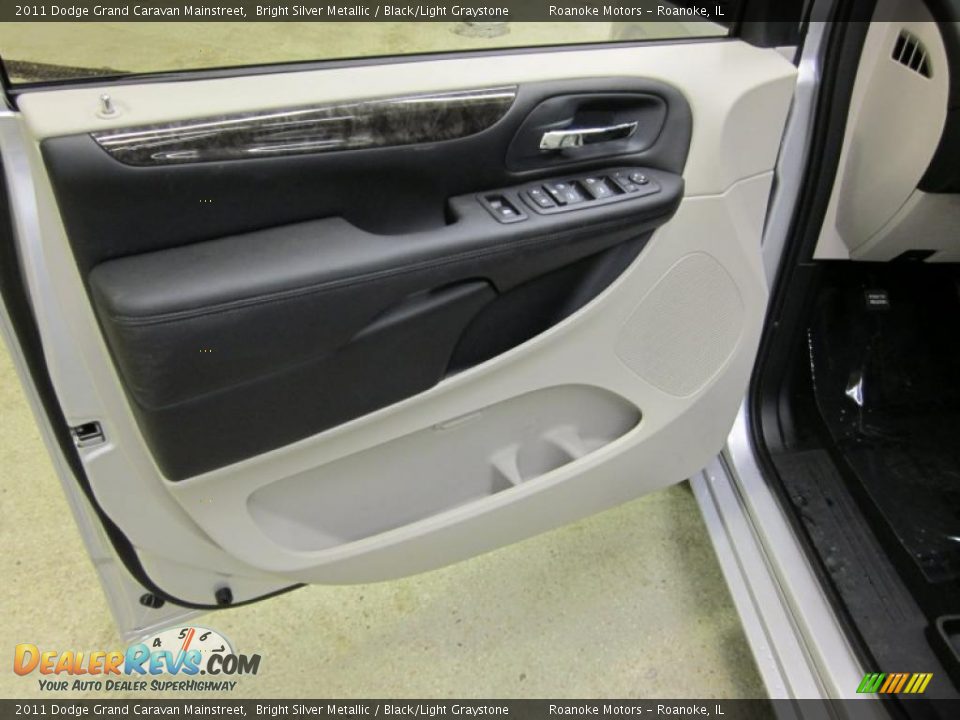 2011 Dodge Grand Caravan Mainstreet Bright Silver Metallic / Black/Light Graystone Photo #17