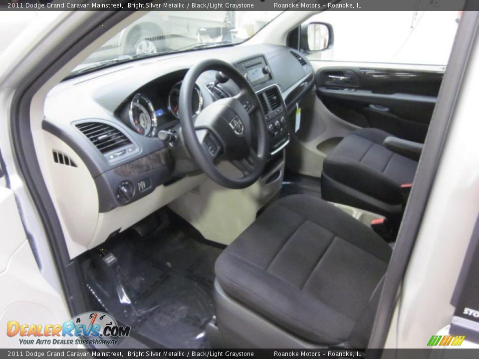 Dashboard of 2011 Dodge Grand Caravan Mainstreet Photo #18