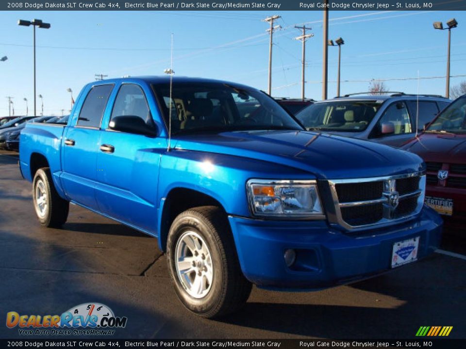 Front 3/4 View of 2008 Dodge Dakota SLT Crew Cab 4x4 Photo #2