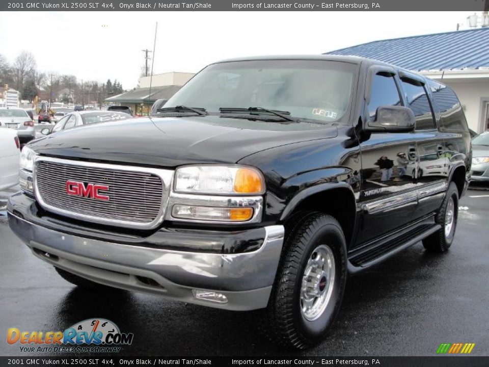 Front 3/4 View of 2001 GMC Yukon XL 2500 SLT 4x4 Photo #3