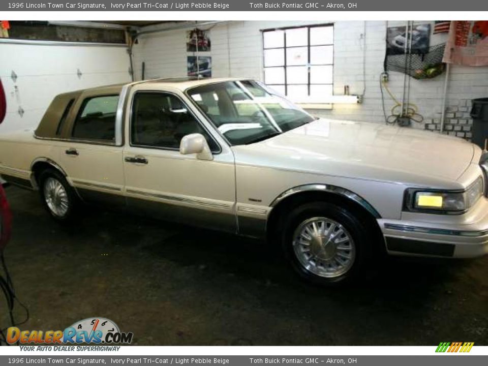 1996 Lincoln Town Car Signature Ivory Pearl Tri-Coat / Light Pebble Beige Photo #1