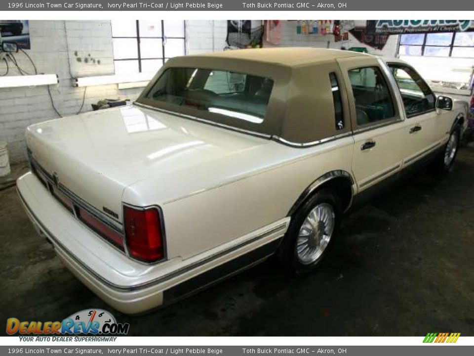 1996 Lincoln Town Car Signature Ivory Pearl Tri-Coat / Light Pebble Beige Photo #2