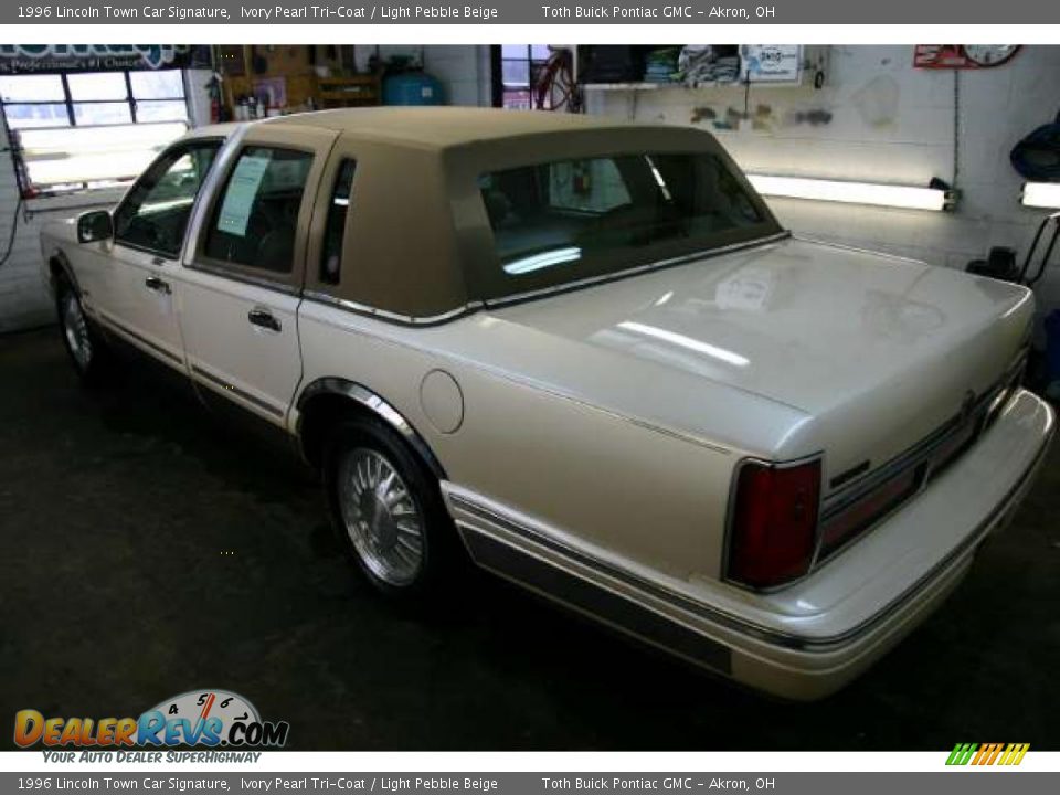 1996 Lincoln Town Car Signature Ivory Pearl Tri-Coat / Light Pebble Beige Photo #3