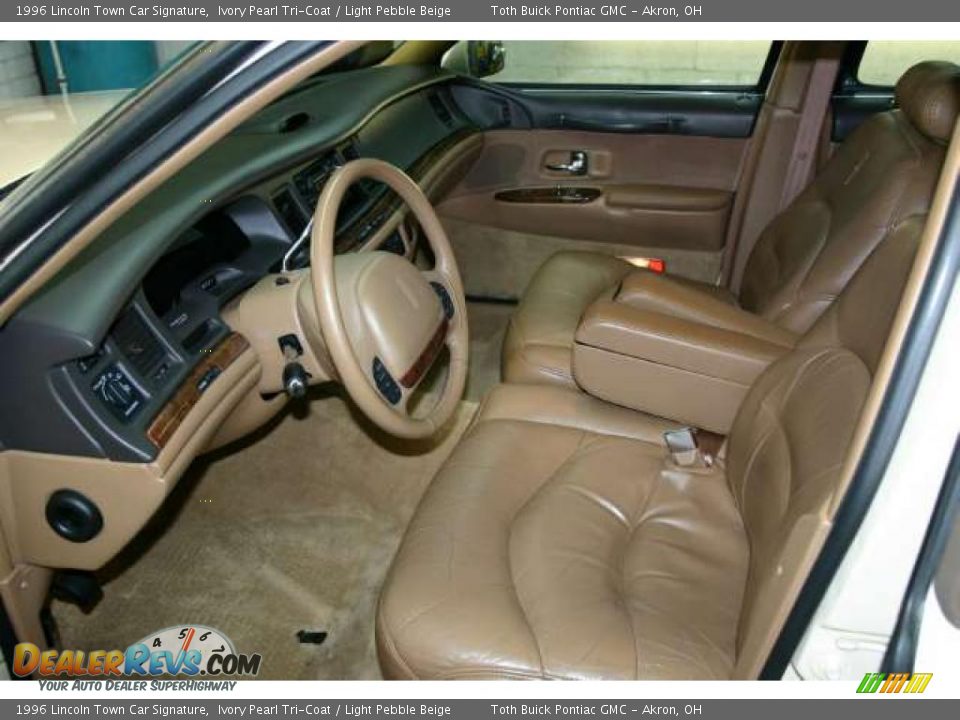 1996 Lincoln Town Car Signature Ivory Pearl Tri-Coat / Light Pebble Beige Photo #5